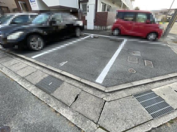 グランドゥール春日の駐車場