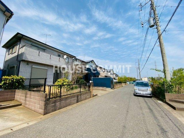 文違　中古戸建ての前面道路含む現地写真