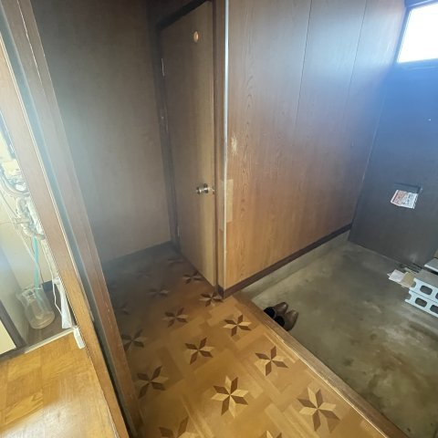 伊部アパートの玄関