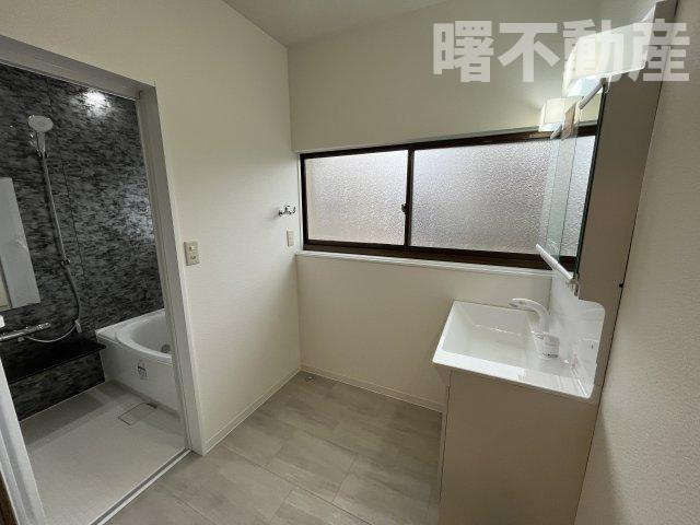 酒田市錦町二丁目の独立洗面台|朝の支度にも助かる、独立の洗髪洗面化粧台