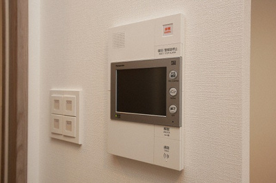 【セキュリティ】 | S-RESIDENCE堺筋本町Deux | モニター付きインターホンです