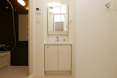 【独立洗面台】 | S-RESIDENCE堺筋本町Deux | 朝の支度にも助かる、独立の洗髪洗面化粧台