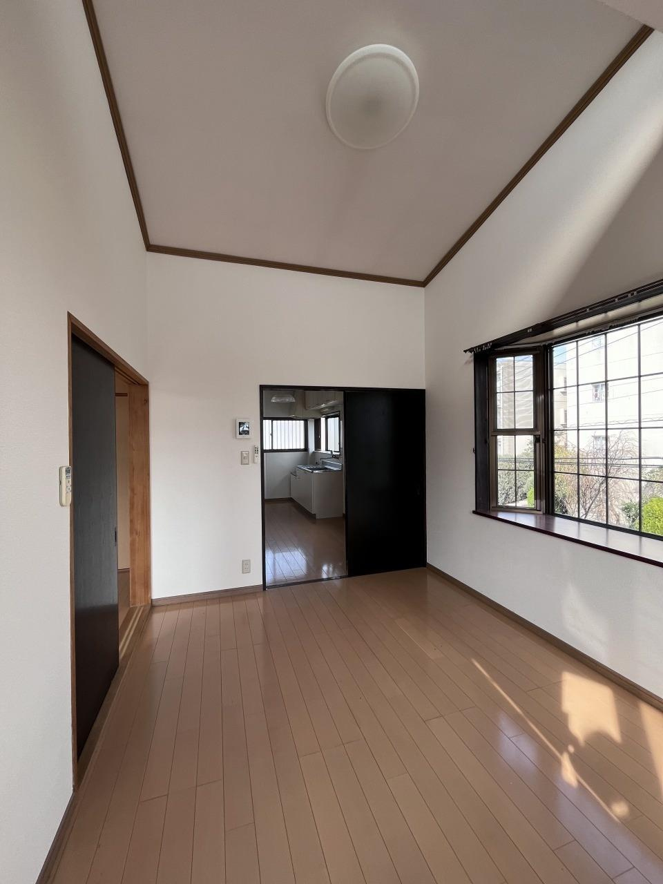 ルナハイツ Part 2の居間・リビング|勾配天井で明るいリビングです