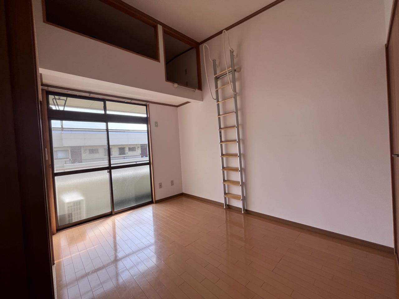 ルナハイツ Part 2の洋室|6帖洋室にはロフトがございます