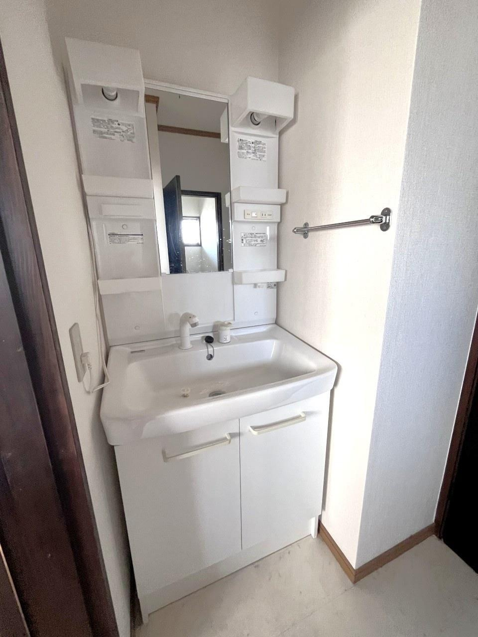 ルナハイツ Part 2の洗面所|シャワーヘッド付きの洗面台です