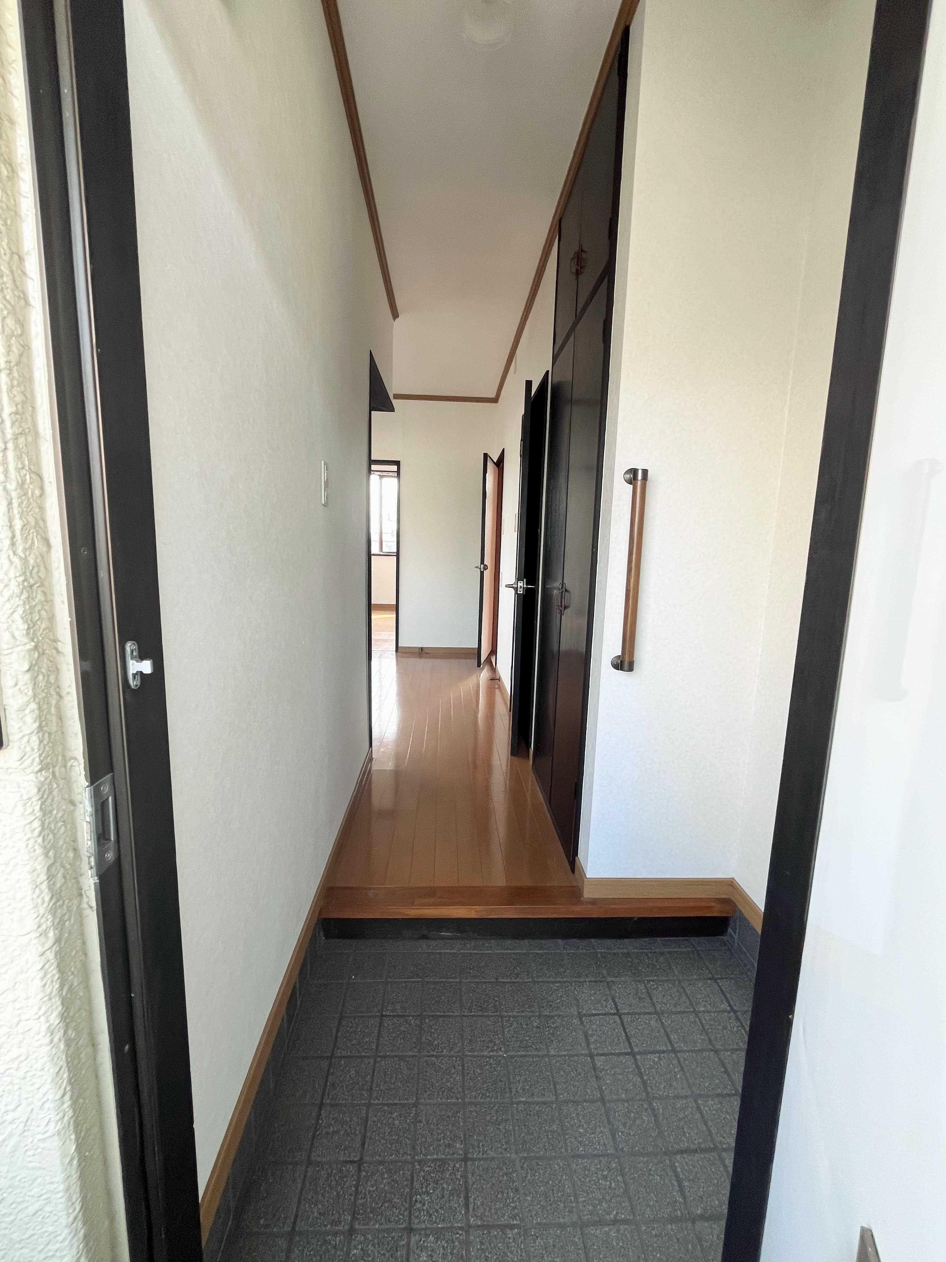 ルナハイツ Part 1の玄関|玄関には手すりがございます