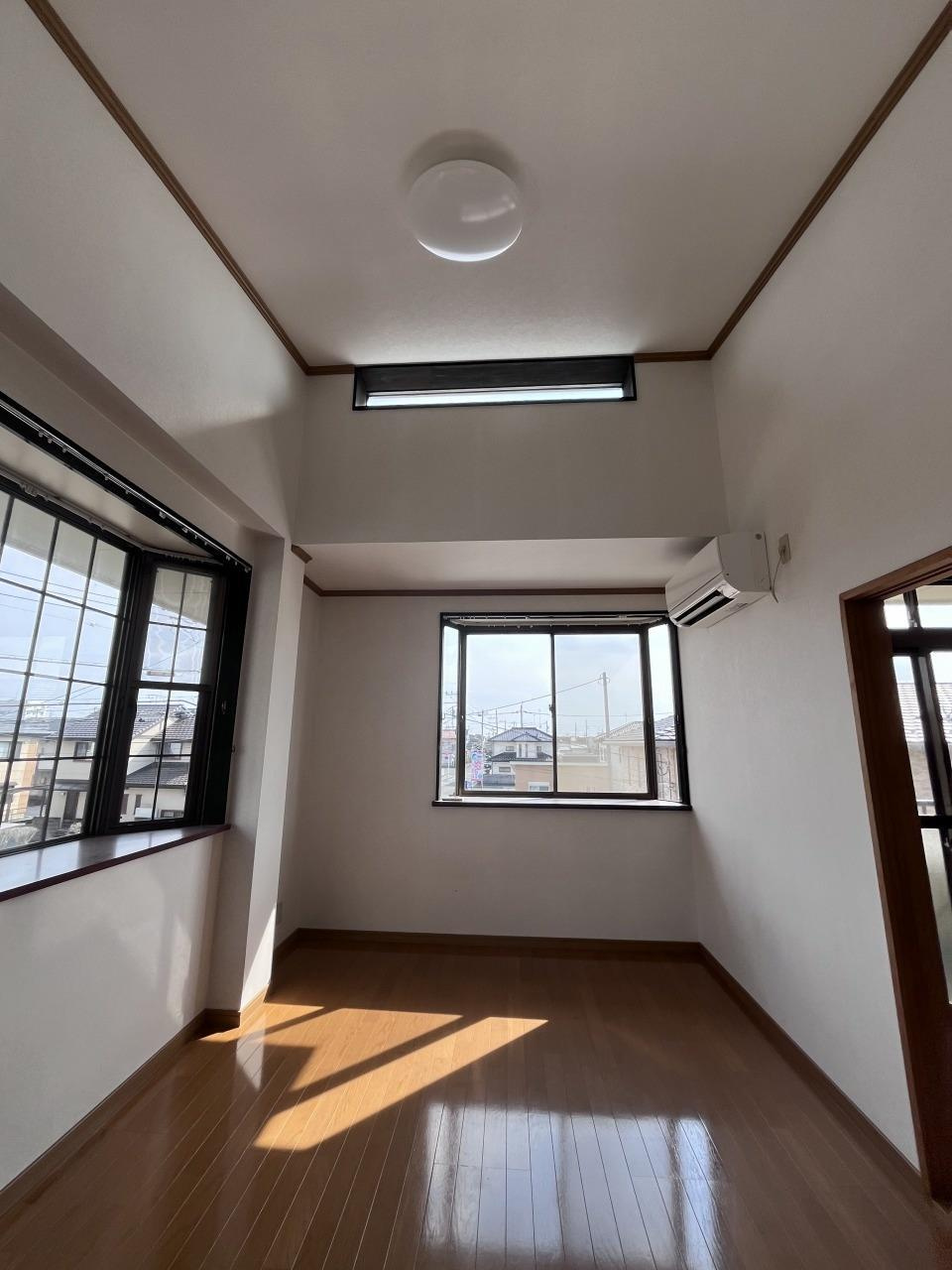 ルナハイツ Part 1の居間・リビング|DK横の6帖洋室です。勾配天井で明るく開放感があります。