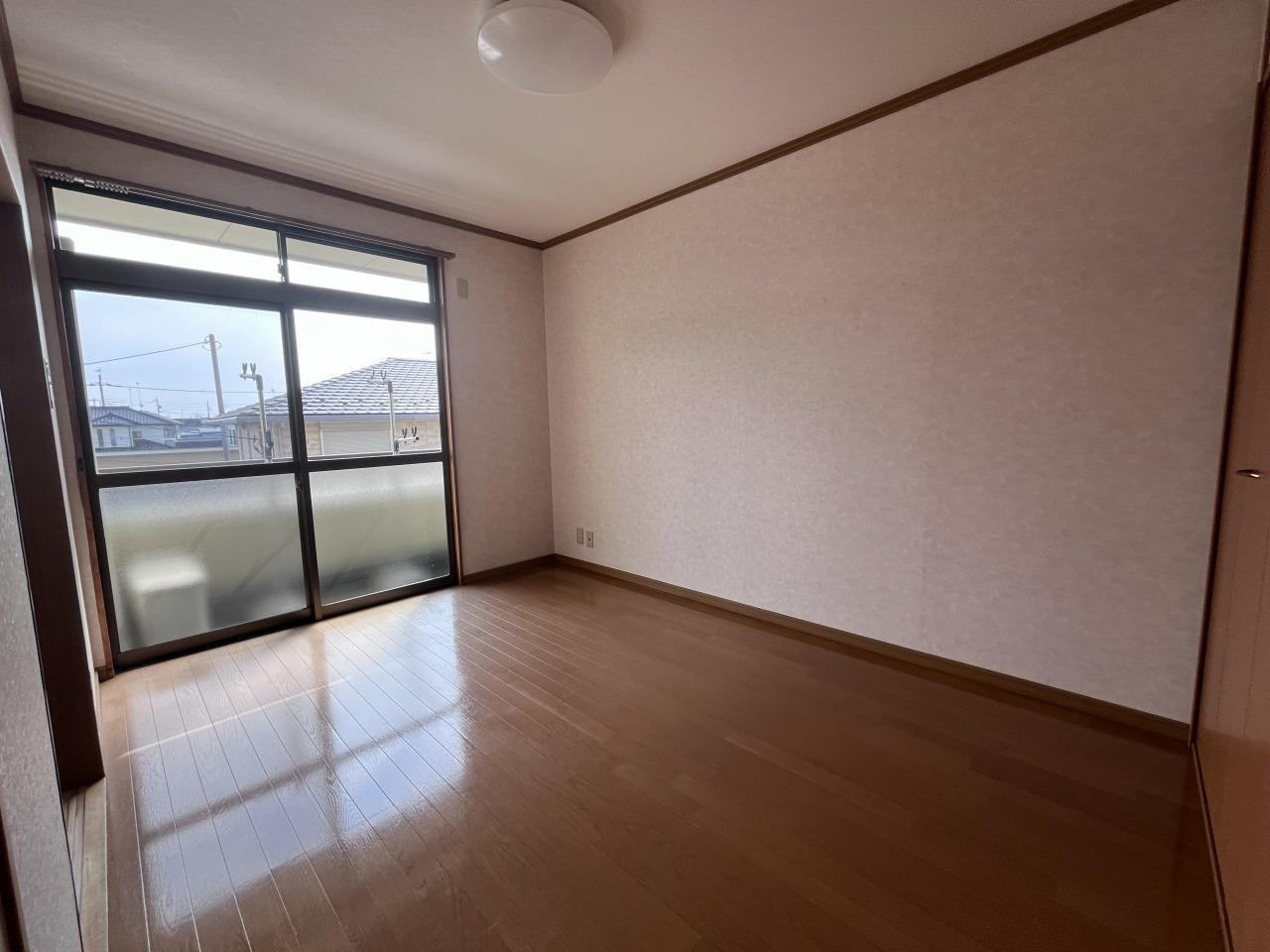 ルナハイツ Part 1の洋室|6帖洋室です。ベランダがございます。