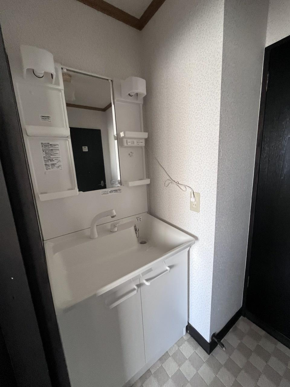 ルナハイツ Part 1の洗面所|シャワーヘッド付き洗面台です