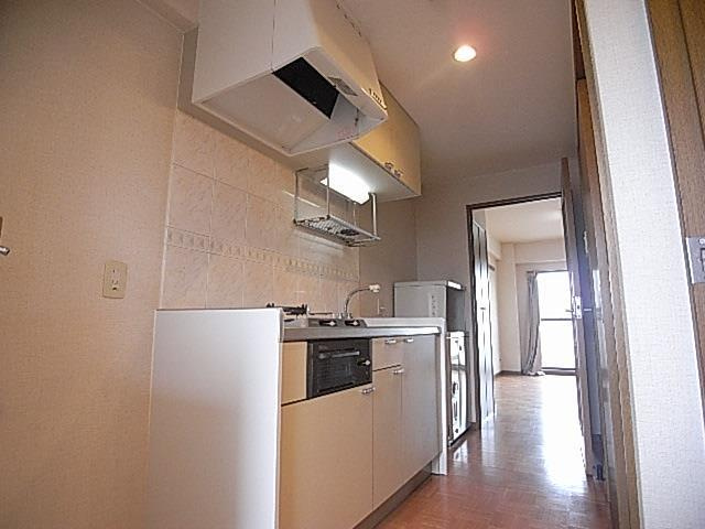 安武マンション城北のキッチン|ガスコンロ付きのシステムキッチン