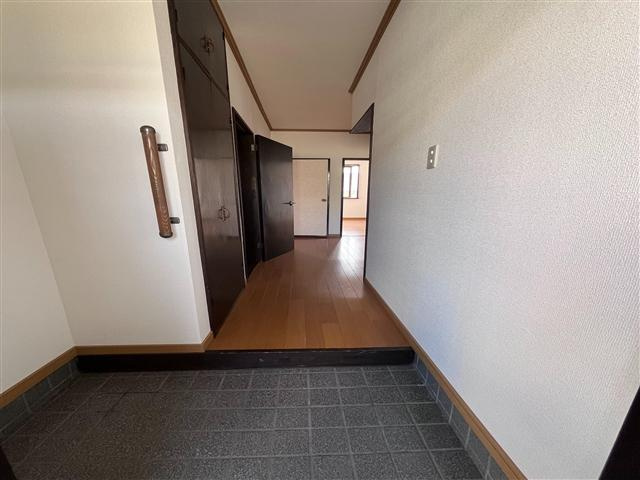 ルナハイツ Part 1の玄関|玄関には手すりがございます