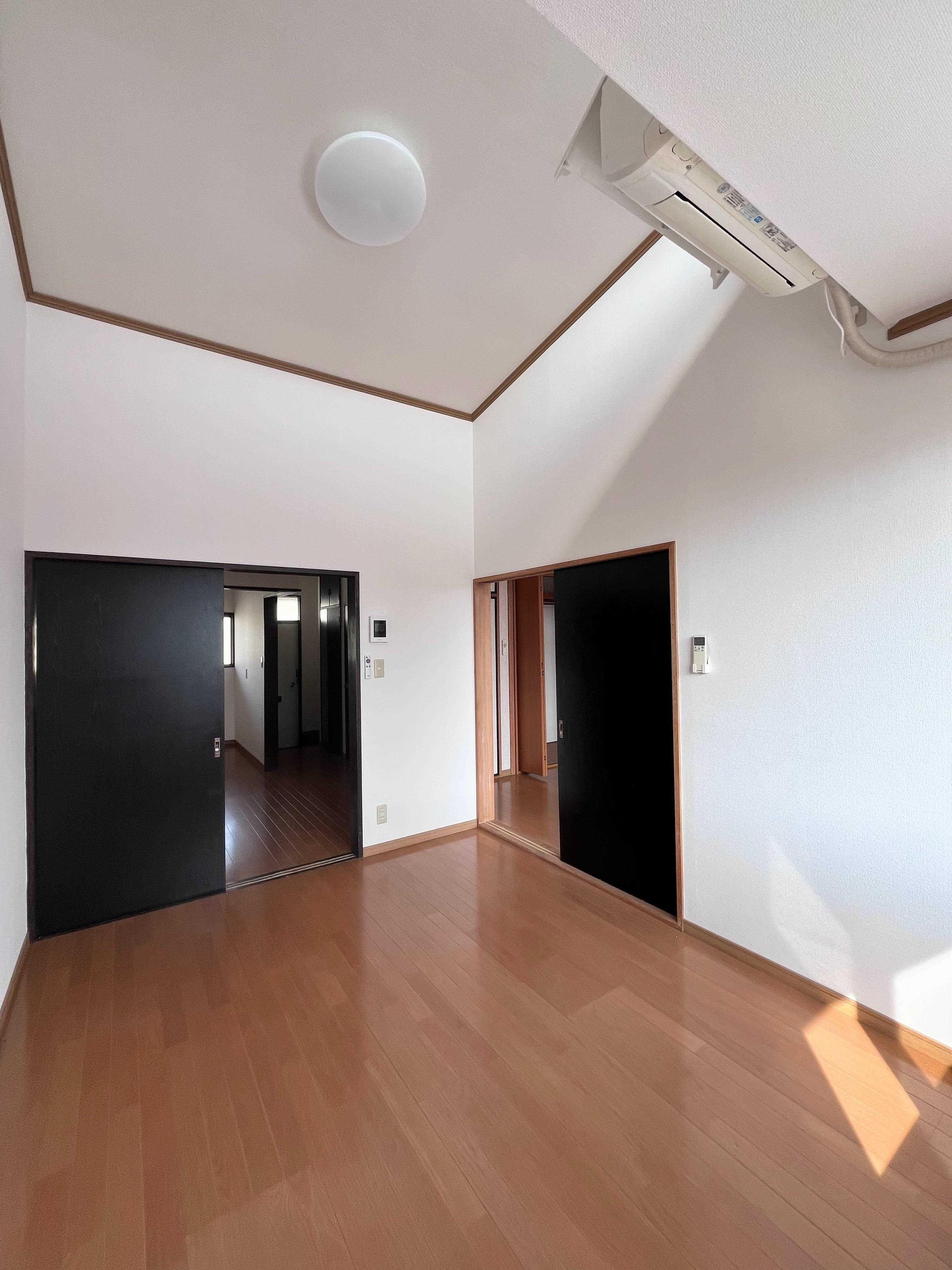 ルナハイツ Part 1の居間・リビング|DK横の6帖洋室です。勾配天井で明るく開放感があります。