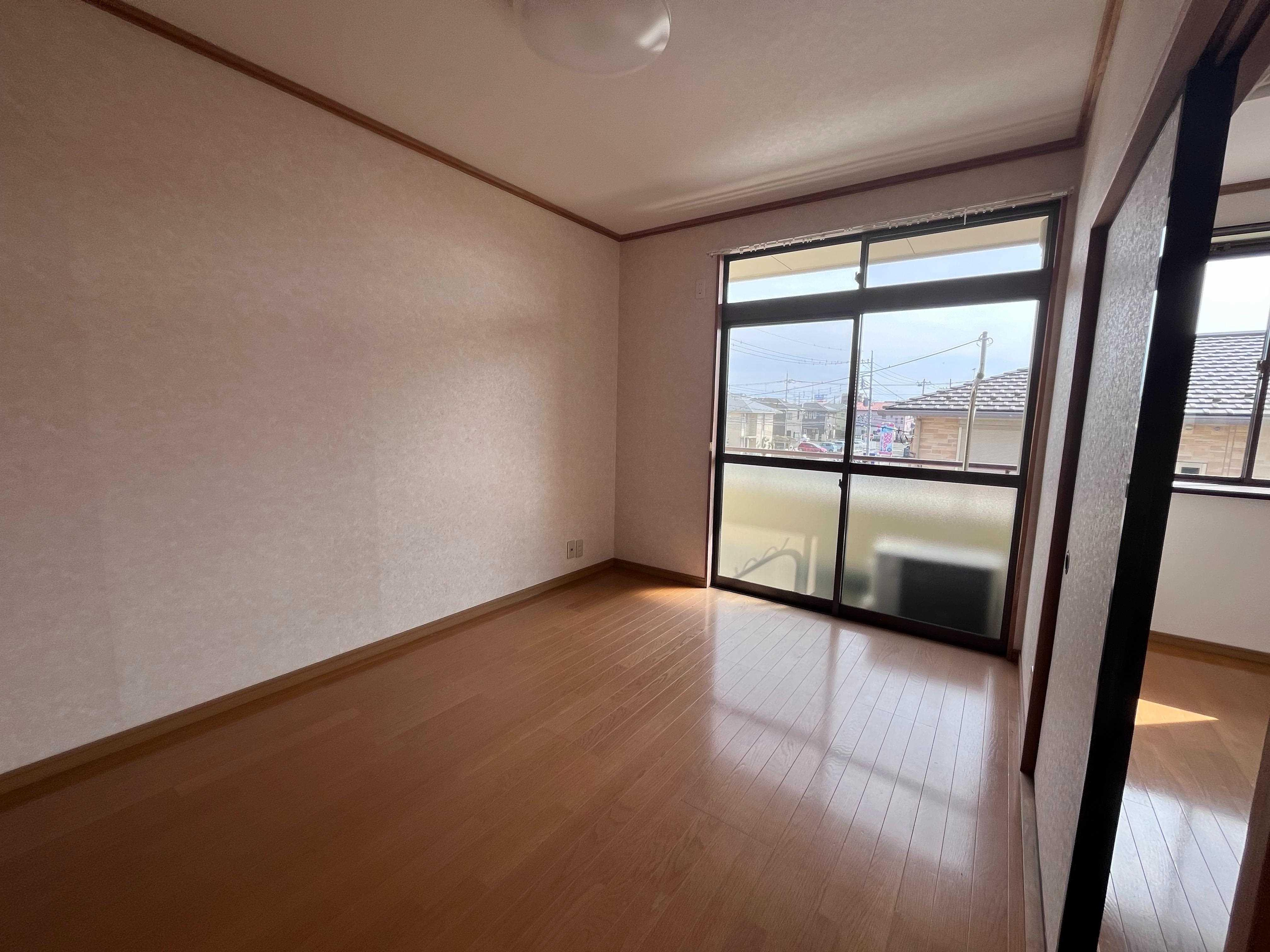 ルナハイツ Part 1の洋室|6帖洋室です。ベランダがございます。