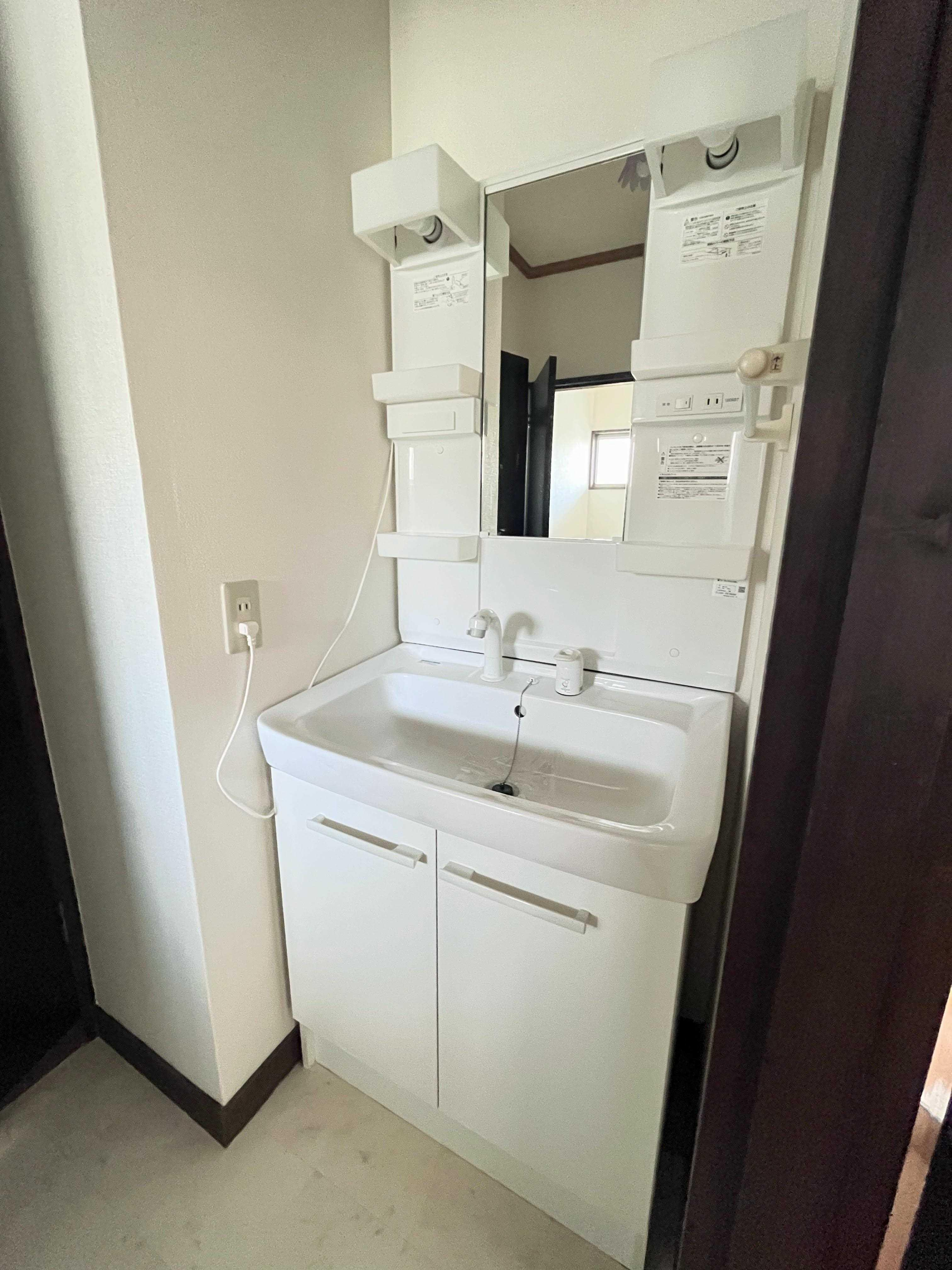 ルナハイツ Part 1の洗面所|シャワーヘッド付き洗面台です