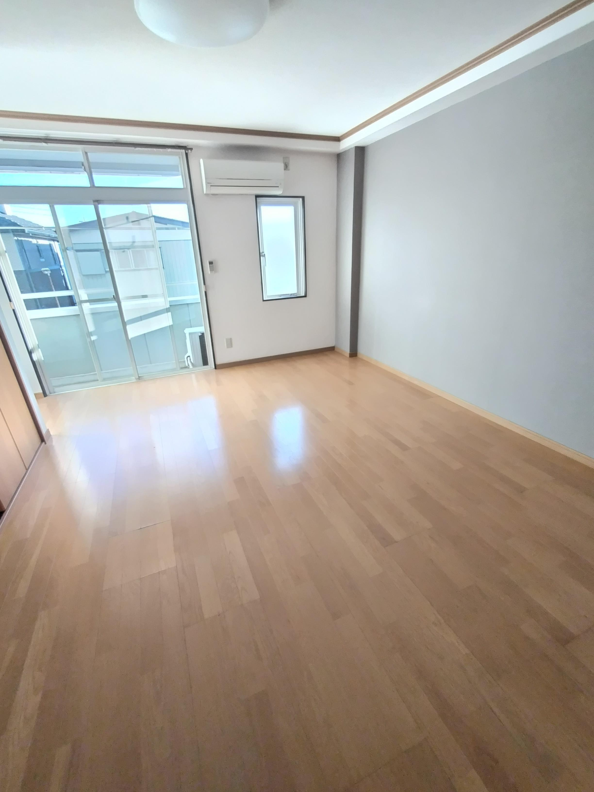 ルナハイツ Part 3の居間・リビング|エアコン完備　アクセントクロス