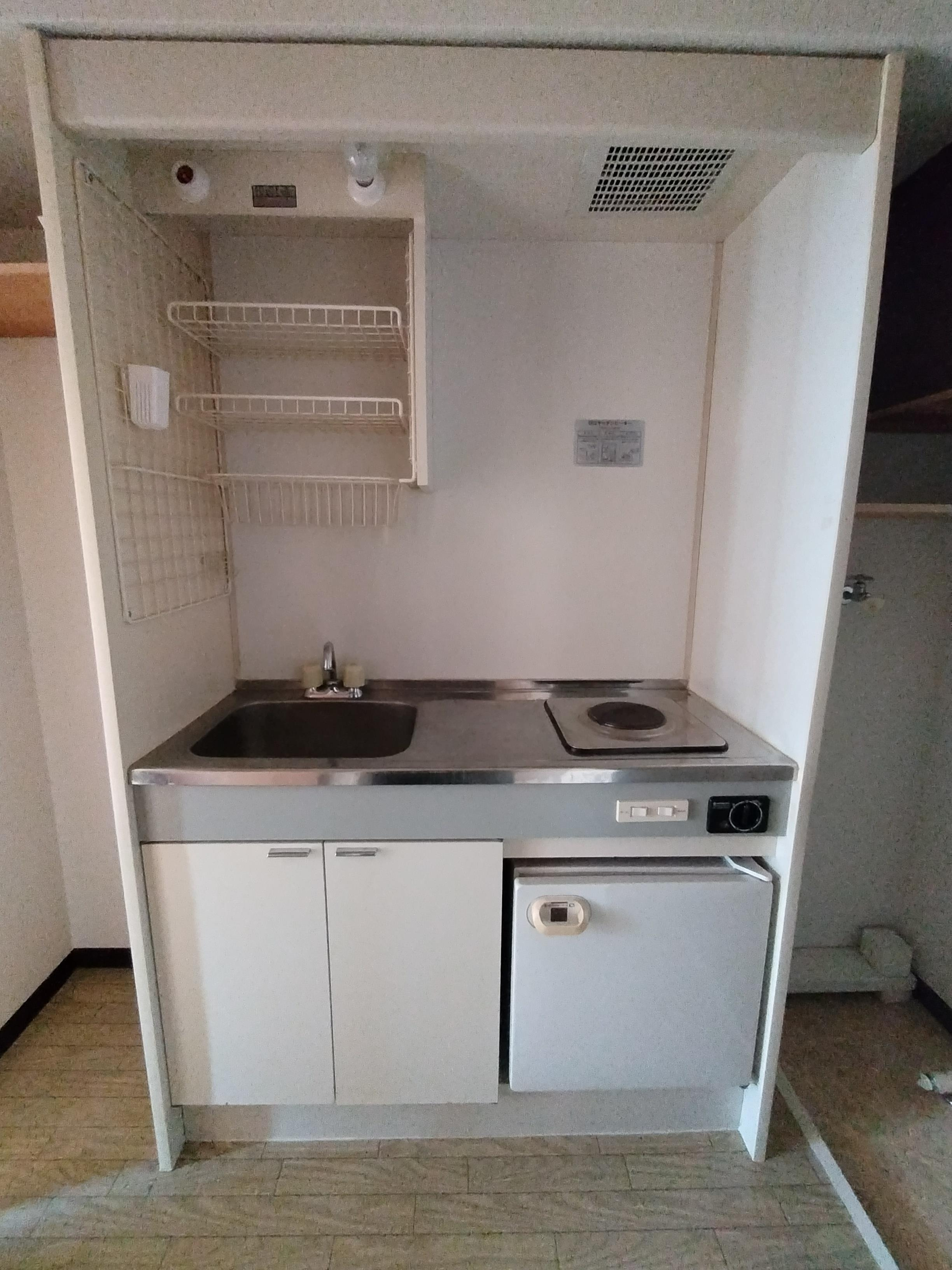 安武マンション駅東通りのキッチン|冷蔵庫付きのミニキッチン