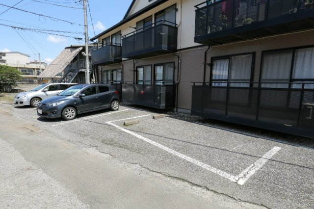 メイクハイツの駐車場