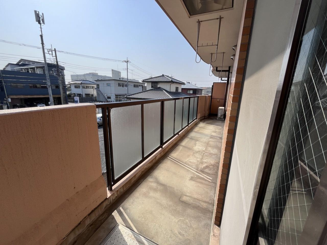 モンシャトー小山のバルコニー|幅広くて日当たりのよいバルコニー