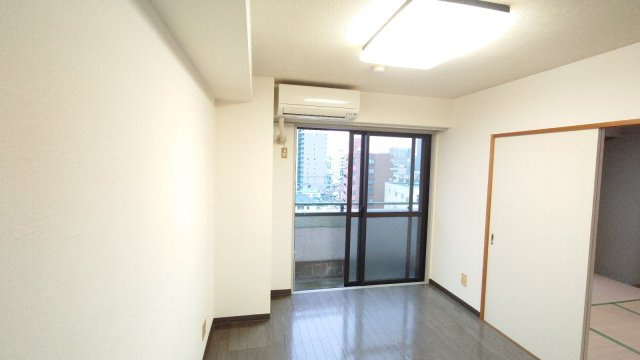 協栄マンションOYAMAの居間・リビング|6帖洋室※同間取りの701号室の写真です