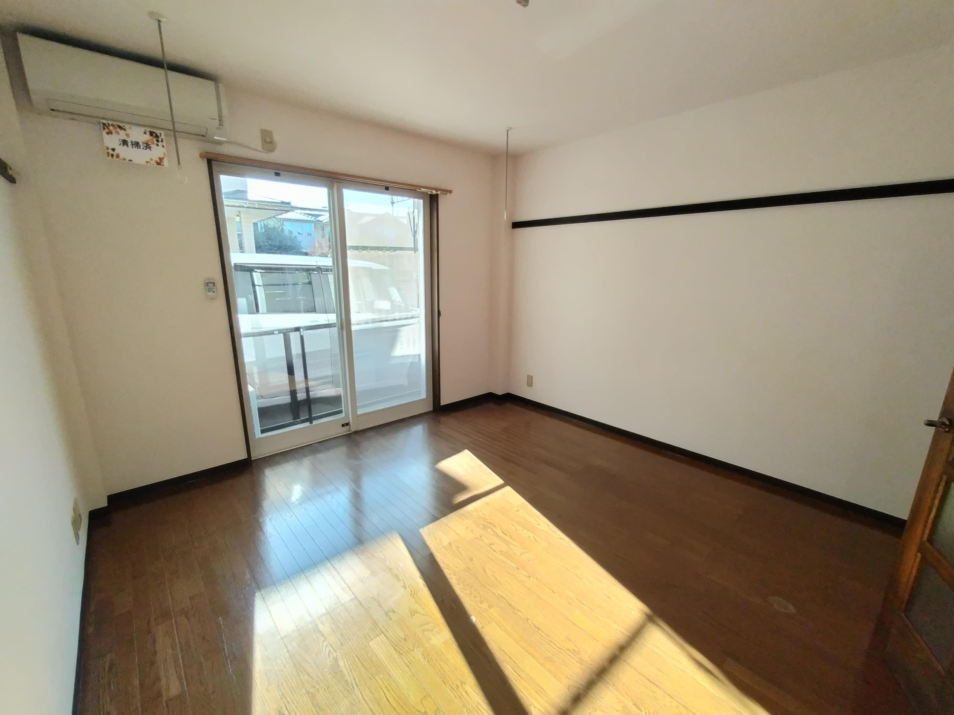 ERコーポの居間・リビング|8帖の洋室（リビング）です　エアコンあり