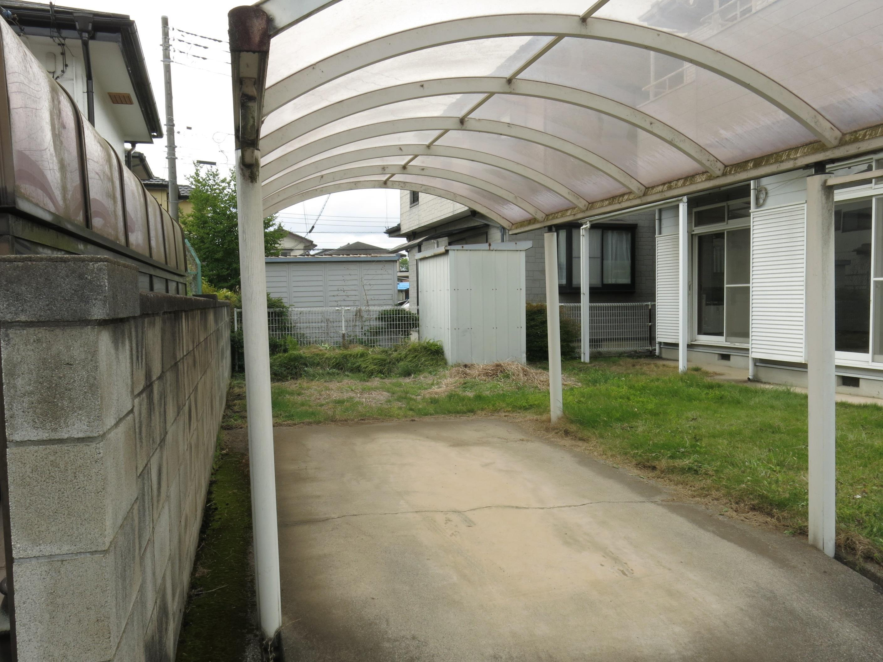 羽川深井戸建ての駐車場|カーポート付駐車スペース　車種により縦列2台可です