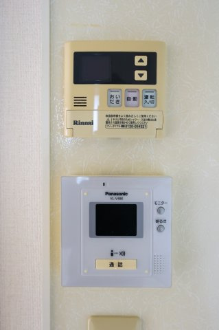 アムールレジデンスの設備|モニター付きインターホンと給湯パネル