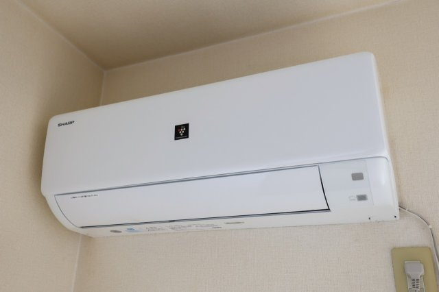アムールレジデンスの設備|リビングのエアコン　2022年製です