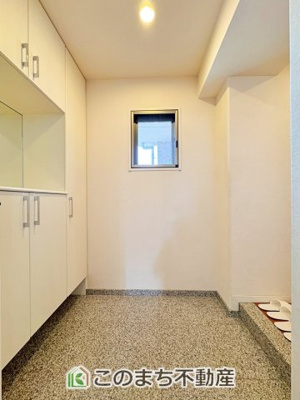 【玄関】 | サーパス簗瀬西通り | 広々とした玄関スペース♪たくさんの靴を収納できる下駄箱もございます。