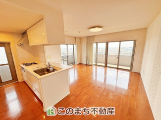 【居間・リビング】 | サーパス簗瀬西通り | 大きな窓から日差しが差し込む開放的なLDKです♪