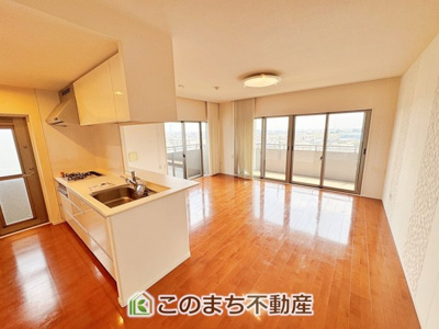 【居間・リビング】 | サーパス簗瀬西通り | 大きな窓から日差しが差し込む開放的なLDKです♪