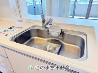  | サーパス簗瀬西通り | ビルトイン型浄水器を内蔵したキッチン水栓。お米を研いだり、野菜を洗ったりするときなど用途に応じてワンタッチで浄水に切り替えが可能です。カートリッジ式なので、フィルターを簡単に交換する事が出来ます。