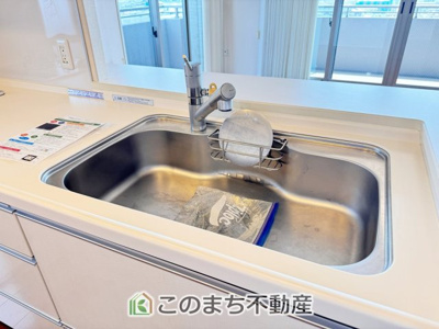  | サーパス簗瀬西通り | ビルトイン型浄水器を内蔵したキッチン水栓。お米を研いだり、野菜を洗ったりするときなど用途に応じてワンタッチで浄水に切り替えが可能です。カートリッジ式なので、フィルターを簡単に交換する事が出来ます。