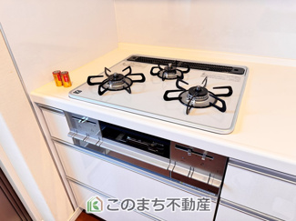 【キッチン】 | サーパス簗瀬西通り | 三ツ口コンロ採用で、同時調理もスムーズ◎！お料理を並べられるカウンター付きで、配膳・片付けをサポート！リビングで過ごすご家族とコミュニケーションを楽しみながら作業可能です♪