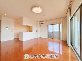 【居間・リビング】 | サーパス簗瀬西通り | 開放感のある広々としたリビング☆家族みんなでゆったりくつろげます♪
南側から暖かな日差しが差し込みます♪キッチンからリビングの様子がよく見渡せます☆