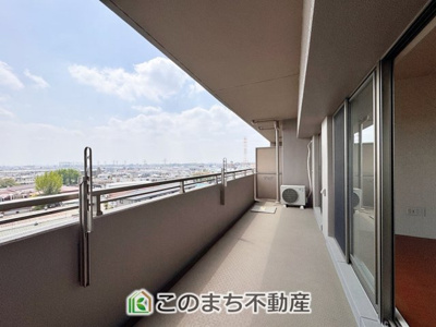 【バルコニー】 | サーパス簗瀬西通り | 南向きの大型バルコニーは陽当り良好で、たっぷりのお洗濯物もよく乾きます！
さらにインナーバルコニーなので雨の日でも安心してお出かけできますね♪