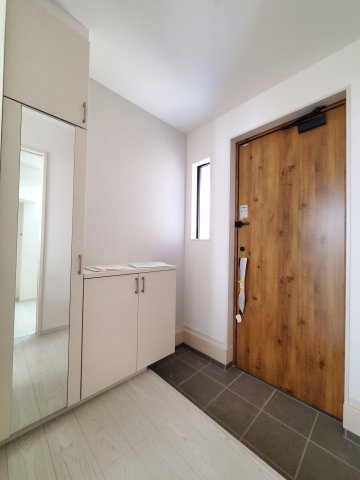 八潮市　　八條　新築戸建　全1棟の玄関|施工例です