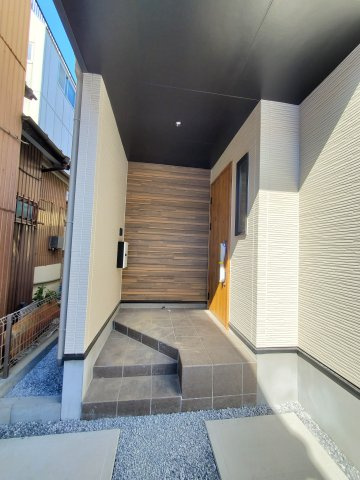 八潮市　　八條　新築戸建　全1棟の玄関|施工例です