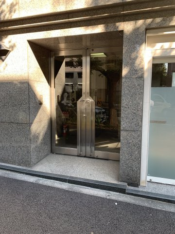 プラネットビルのエントランス