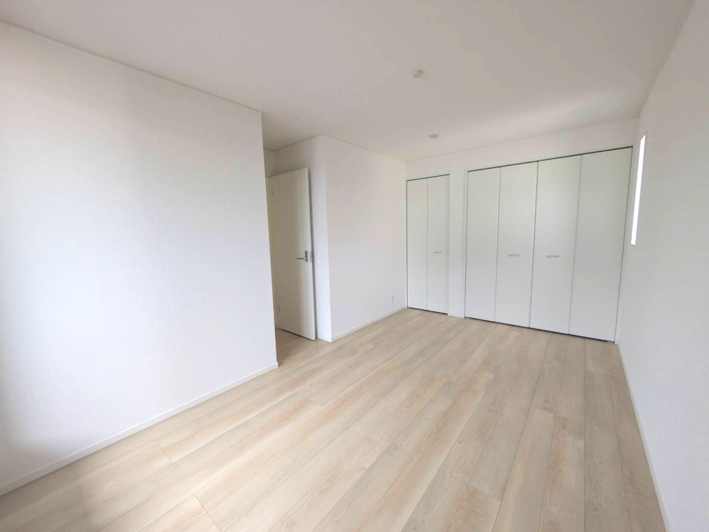 クレイドルガーデン西長戸３号棟　新築建売分譲(全5棟)　松山市西長戸第1-3号棟の洋室|明るい洋室です
