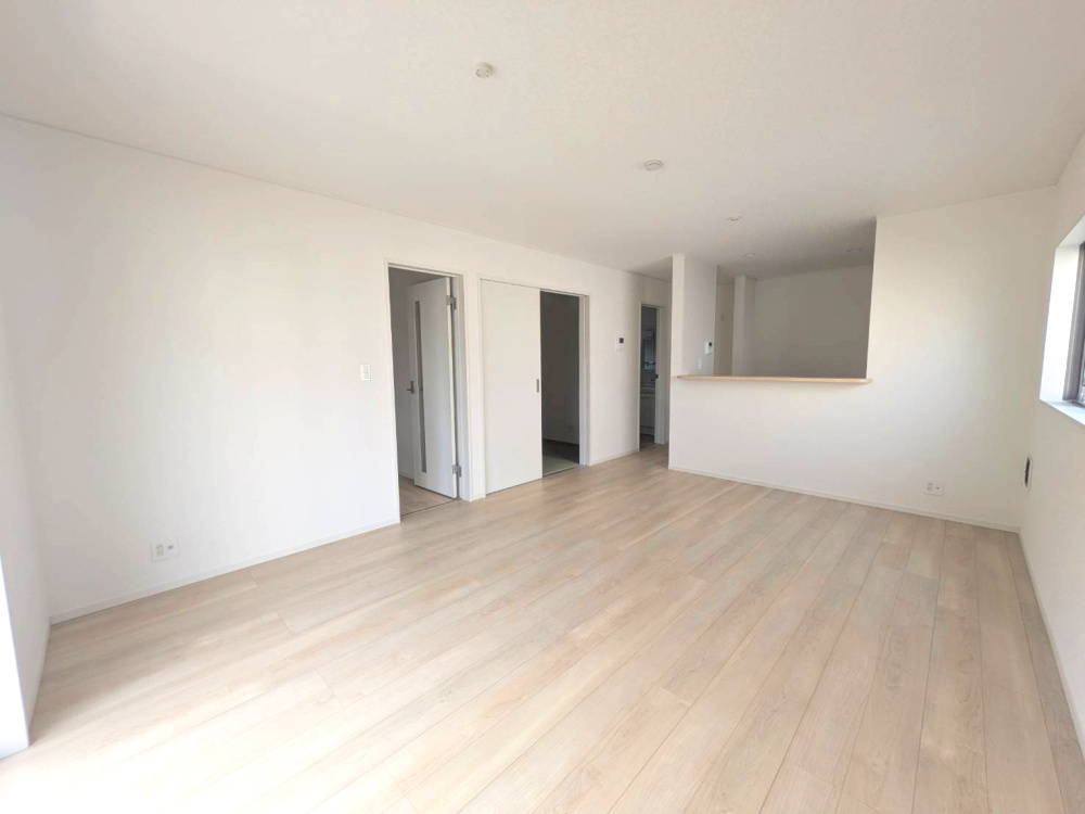 クレイドルガーデン西長戸３号棟　新築建売分譲(全5棟)　松山市西長戸第1-3号棟の居間・リビング|使いやすい居間です