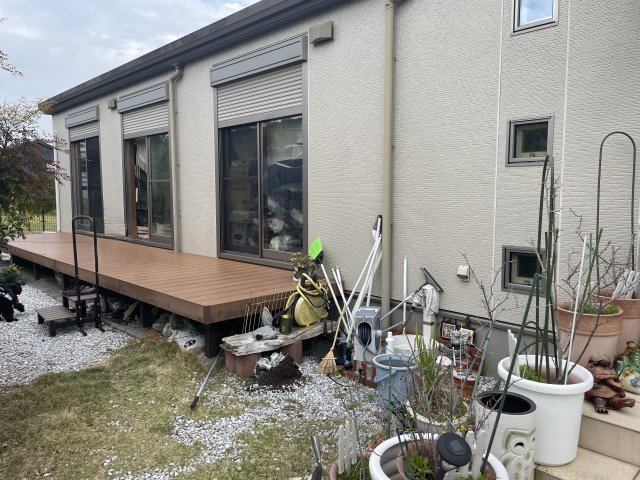 高知市長浜　中古一戸建　平屋の庭|陽だまりのウッドデッキで、のんびり過ごす贅沢な時間♪　お茶や読書、ペットとの時間も楽しめるスペース！