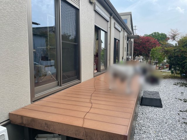 高知市長浜　中古一戸建　平屋の庭|陽だまりのウッドデッキで、のんびり過ごす贅沢な時間♪　お茶や読書、ペットとの時間も楽しめるスペース！