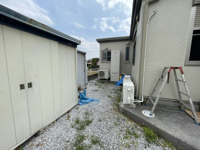 高知市長浜　中古一戸建　平屋のその他|ちょっとしたＤＩＹや作業場としても使える裏スペース。脚立や工具を置いても余裕のある動線で、作業効率◎