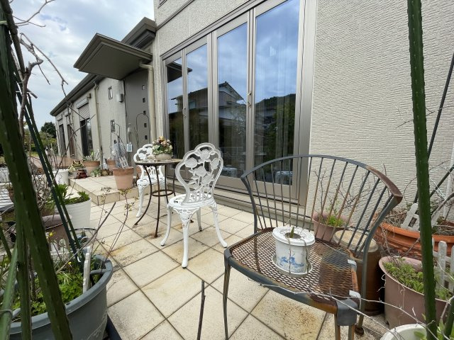 高知市長浜　中古一戸建　平屋の庭|カフェ気分を楽しめるテラスで、心豊かな時間を♪