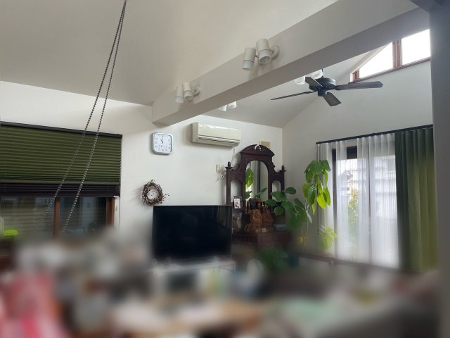 高知市長浜　中古一戸建　平屋の洋室|吹き抜けからの自然光が室内を優しく照らし、ゆったりとした空間を演出します。