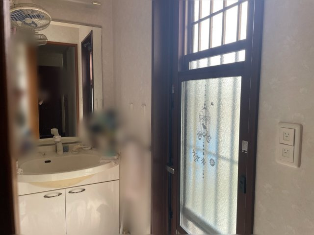 高知市長浜　中古一戸建　平屋の独立洗面台|換気ができる窓付きで、湿気がこもりにくい設計です！