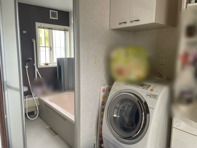 高知市長浜　中古一戸建　平屋の浴室|窓付き浴室で、自然光と風通しのある快適空間。　湿気がこもりにくく、カビ対策にも効果的な設計♪