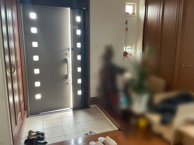 高知市長浜　中古一戸建　平屋の玄関|家族全員分の靴や季節用品も片付く大容量のシューズボックス付き。