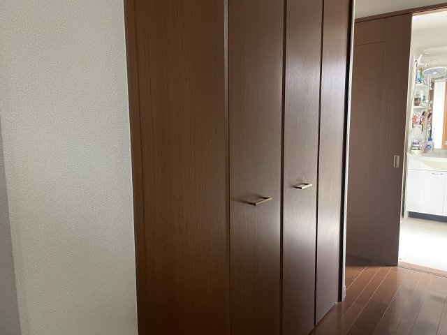 高知市長浜　中古一戸建　平屋の収納|廊下にも嬉しい収納付きで、暮らしにゆとりを♪　掃除用具や日用品のストックなど、サッと取り出せて便利。