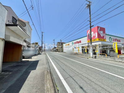 【前面道路含む現地写真】 | 磐田市中泉　中古物件　前面並列4台駐車 | 前面道路含む現地写真です